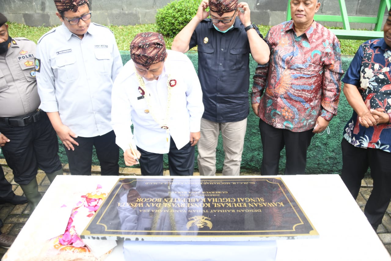 Wakil Gubernur Jawa Barat Uu Ruzhanul Ulum meresmikan Kawasan Wisata Ciguha River di kawasan Kampung Ciguha, Desa Bantarkaret, Kecamatan Nanggung, Kabupaten Bogor, Kamis (13/1/2022).