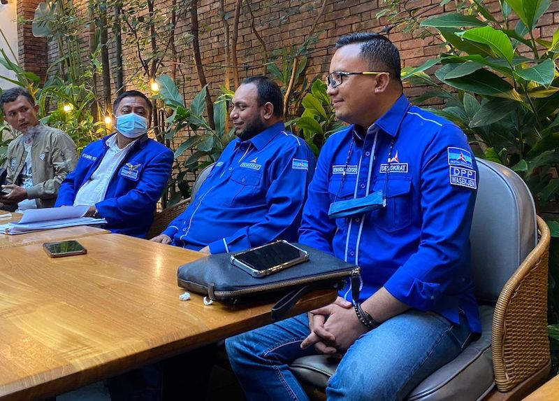 Foto : 
Wasekjen DPP PD Renanda (kanan) didampingi Ketua SC Musda VI Demokrat Jatim Reno Zulkarnain dan Ketua OC Samwil di Surabaya, 17/1/2022.
