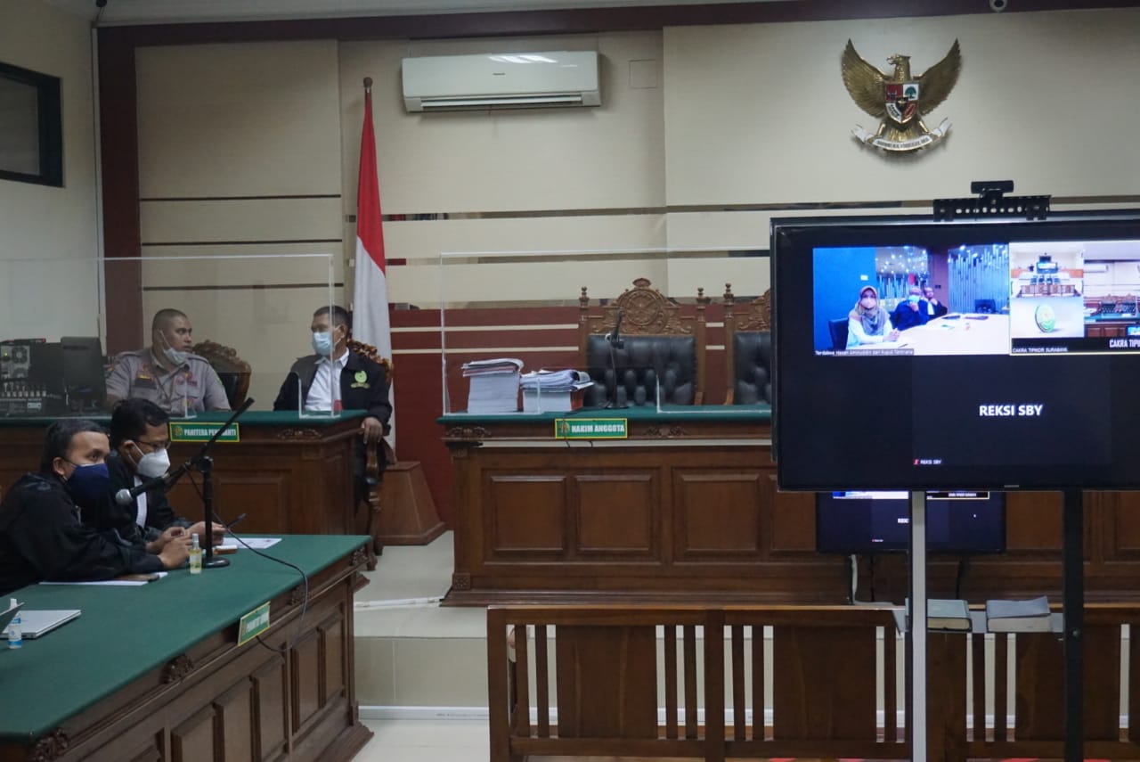 Bupati Probolinggo nonaktif, Puput Tantriana Sari dan suaminya, Hasan Aminuddin mendengarkan jaksa membacakan surat dakwaan dalam sidang secara telekonferensi di Pengadilan Tipikor Surabaya. SP/BUDI