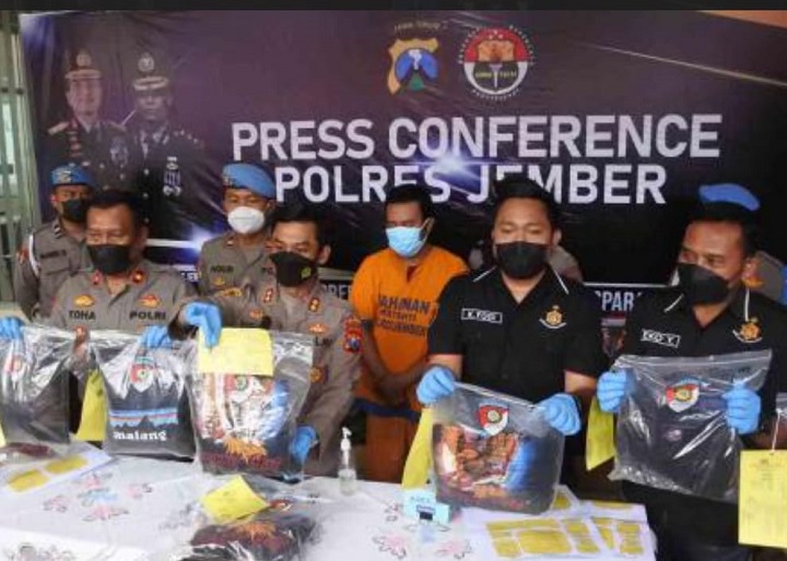 Kapolres Jember AKBP Hery Purnomo (kedua kiri), Kabaops Kompol M. Toha (kiri), dan Kasatreskrim AKP Komang Yogi (kedua kanan) memperlihatkan barang bukti saat rilis pengungkapan ritual maut Pantai Payangan di Mapolres Jember, Jawa Timur, Rabu (16/2/2022).