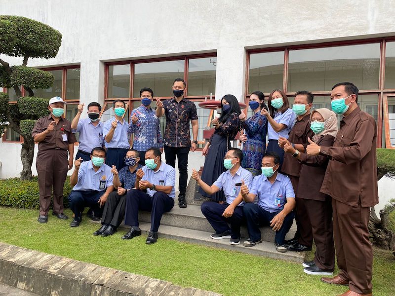 Ketua Umum Partai Demokrat Agus Harimurti Yudhoyono (AHY) bersama karyawan PT Maspion, Sidoarjo, Sabtu (19/2/2022). Foto : Riko / SP 