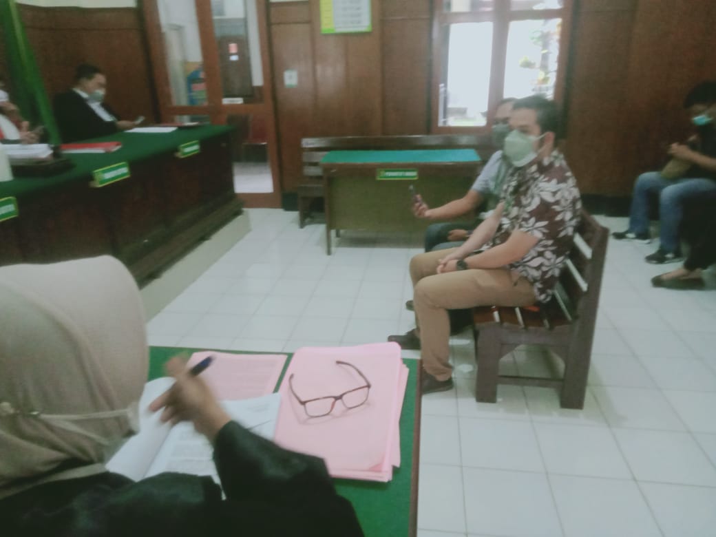Terdakwa Adi Purnomo membuat pengakuan penting persidangan yang  dipimpin oleh Ketua Majelis Hakim I Ketut Tirta di Pengadilan Negeri (PN) Surabaya, Senin (21/02/2022). SP/BUDI