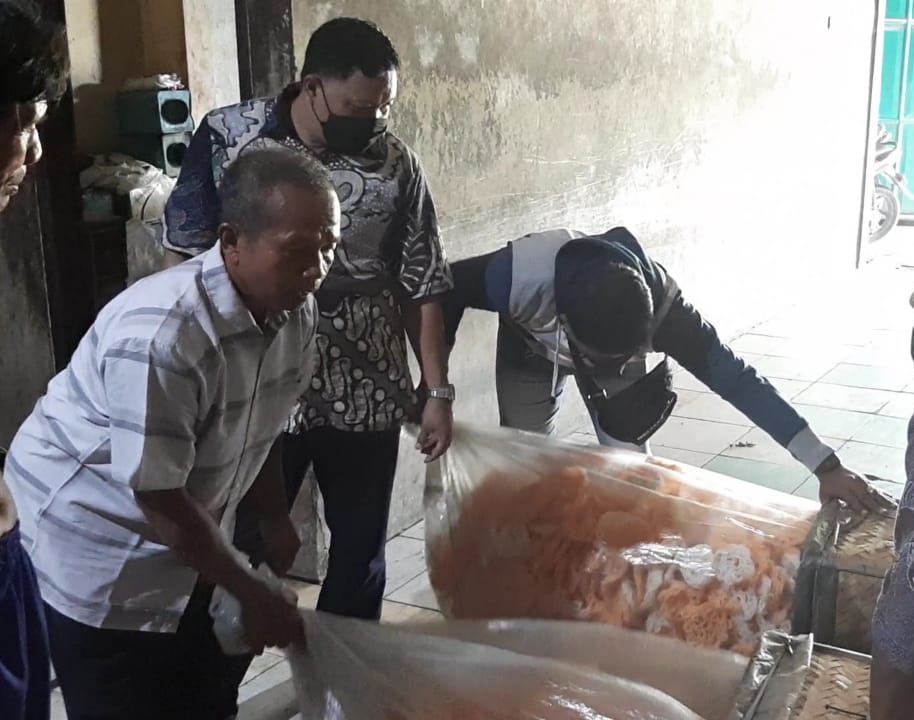 Wakil Ketua DPRD Gresik Mujid Riduan saat mengunjungi pedagang kerupuk di Desa Putat, Kecamatan Menganti.SP/Grs.
