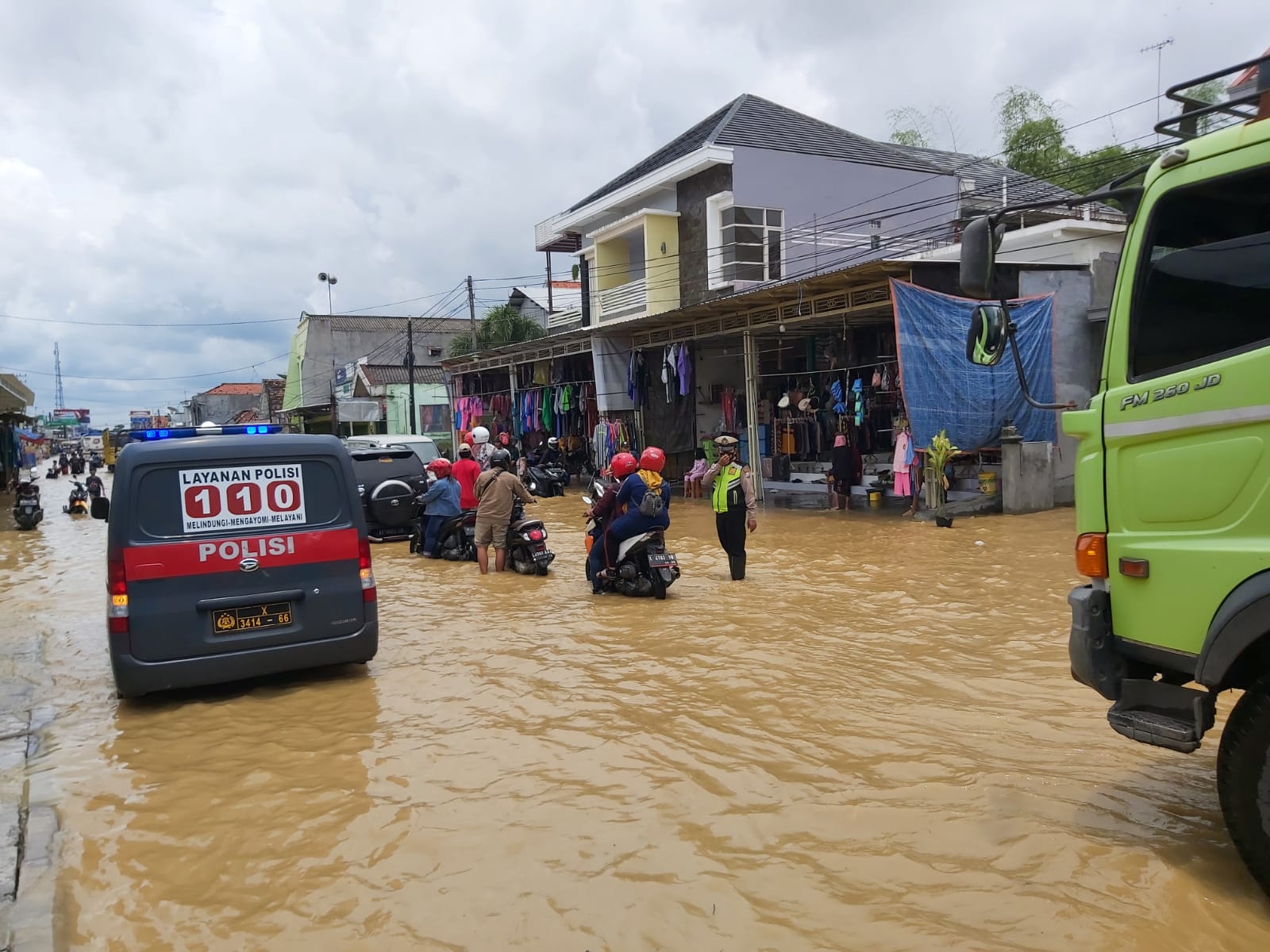 550 rumah penduduk di Kecamatan Blega dan  105 rumah di Kecamatan Arosbaya rendam banjir.
