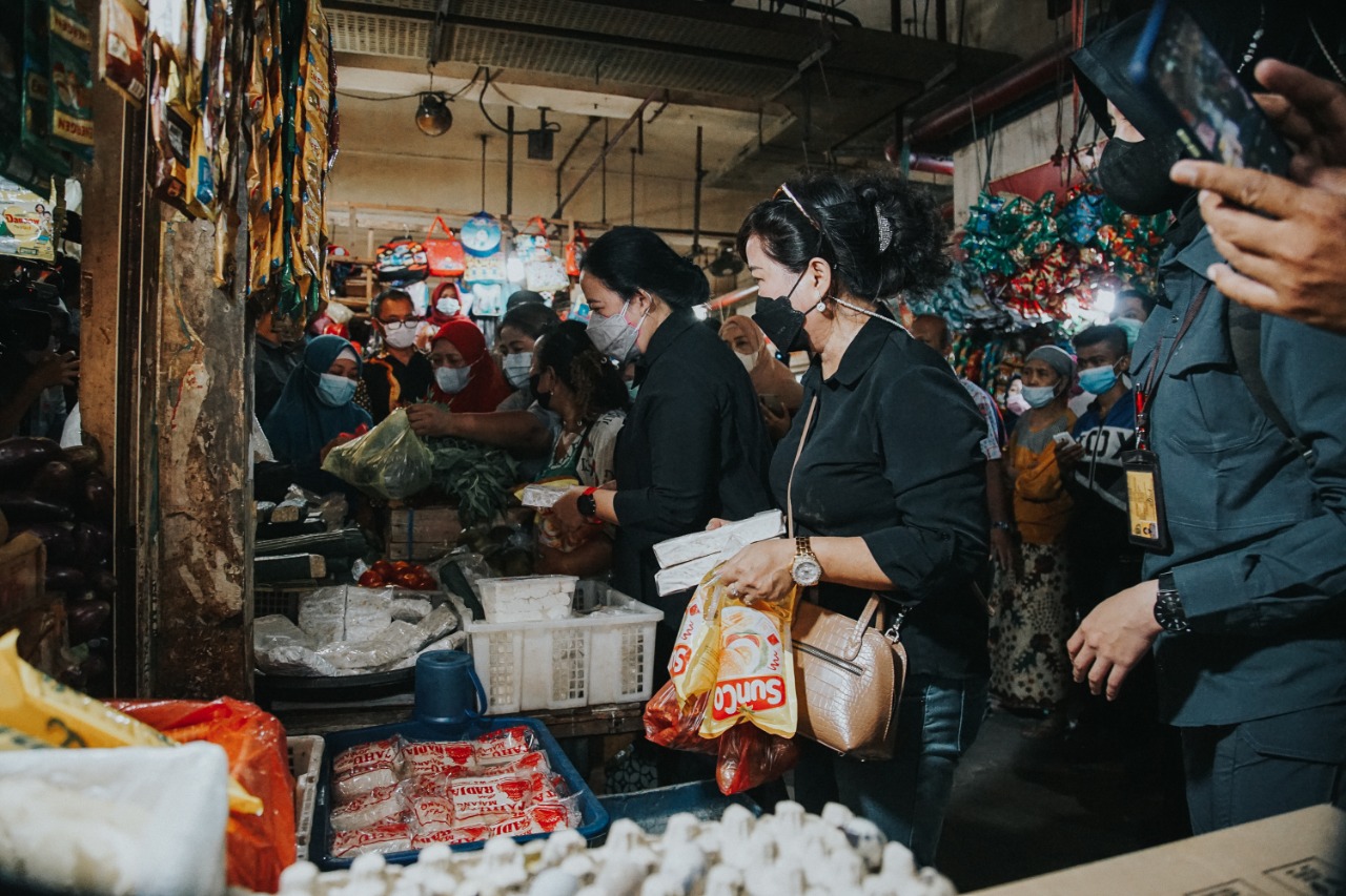 Ketua DPR RI Puan Maharani (tiga dari kanan) saat blusukan di Pasar Tambahrejo, Tambaksari, Surabaya, Rabu (2/2/2022).