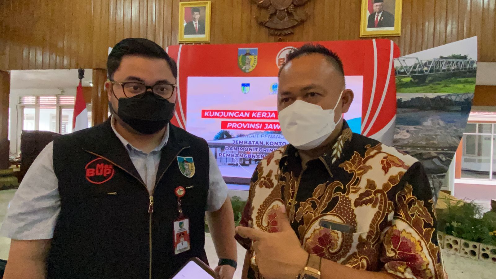 Bupati Kediri Hanindhito Pramana dan Ketua Komisi D DPRD Jawa Timur dr Agung Mulyono usai menggelar rapat di Pendopo Kabupaten Kediri, Senin (7/3/2022)