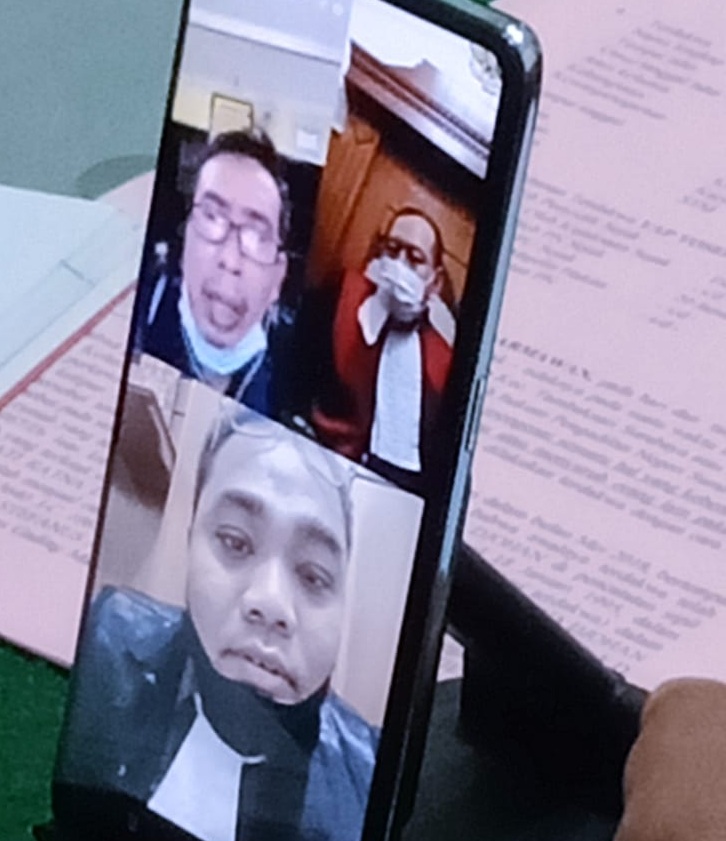 Terdakwa Yap.Yosep Darmawan ( dalam HP kiri atas), menjalani sidang tuntutan diruang Tirta, PN.Surabaya, secara Vidio call, Senin (07/03/2022).
