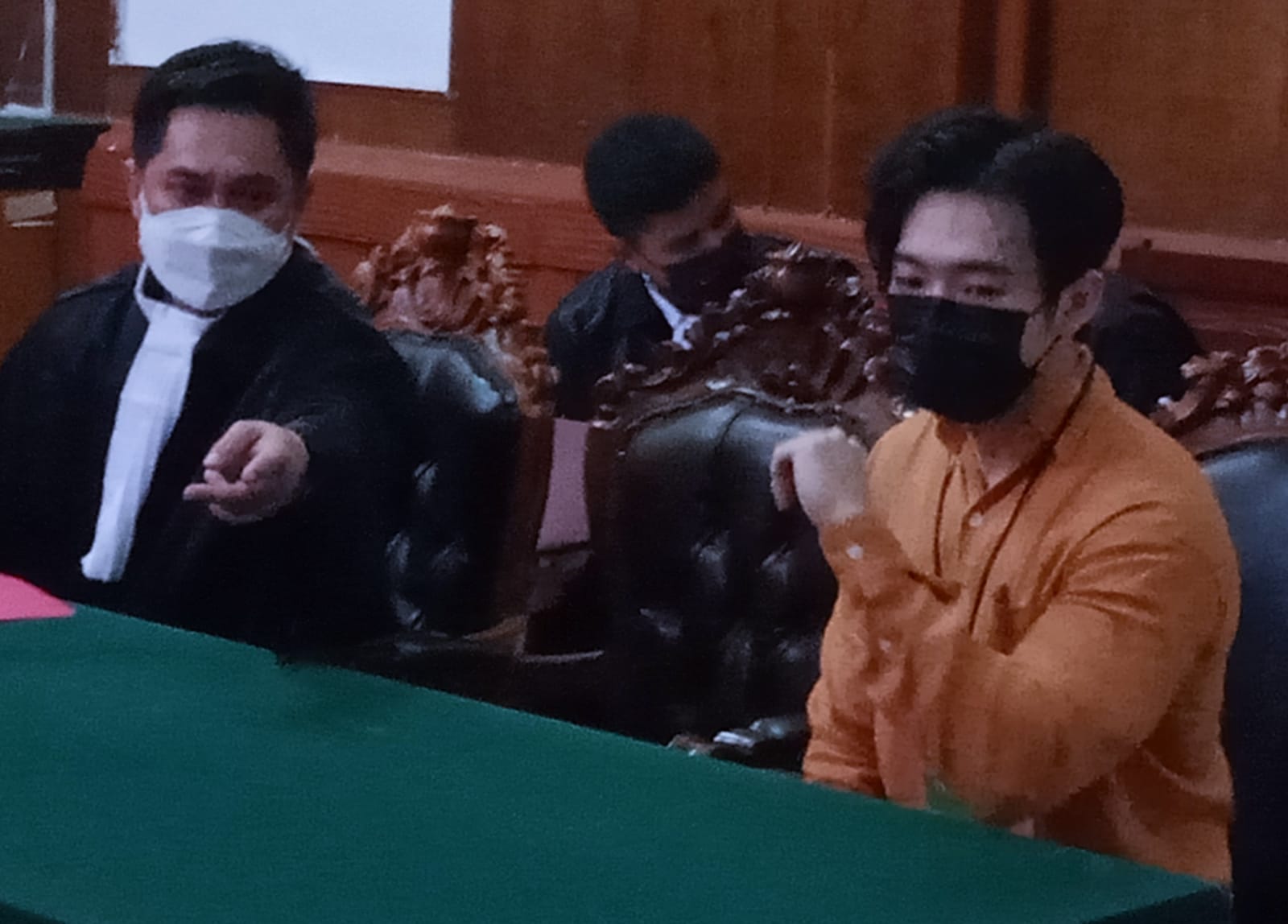 Terdakwa Wildon saat mendengarkan jaksa Nurhayati membacakan surat dakwaan dalam sidang di ruang Candra PN Surabaya, Senin (07/03/2022).