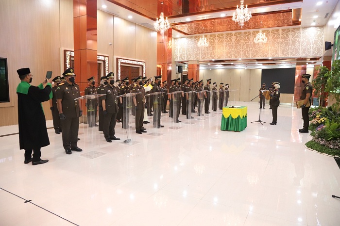 16 Kepala Kejaksaan Negeri (Kejari) se-Jatim dilantik di Aula Gedung Kejati Jatim Jalan Ahmad Yani, Rabu (9/3/2022).SP/ BD