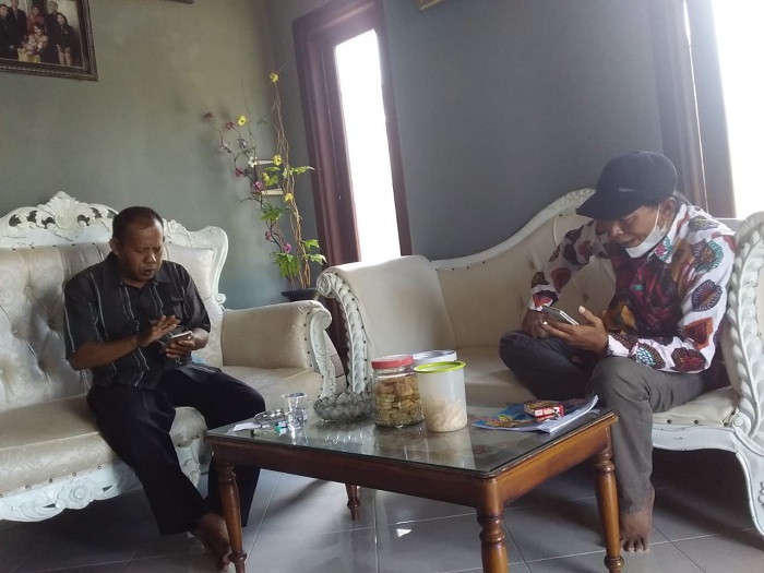 Aziz di kediamannya di Kecamatan Gapura, saat ditemui reporter Surabaya pagi Ainur rahman. (SP/istimewa)