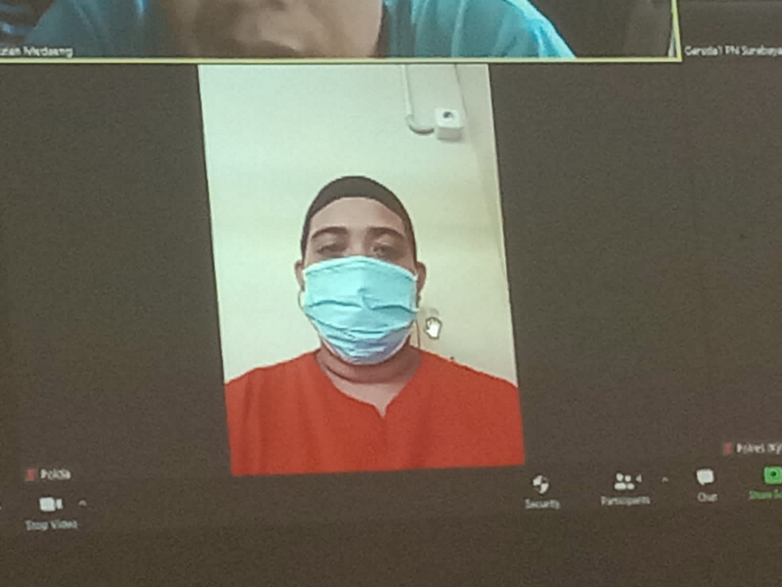 Terdakwa Muhammad Abdul Khadir mendengarkan putusan hakim di PN Surabaya.