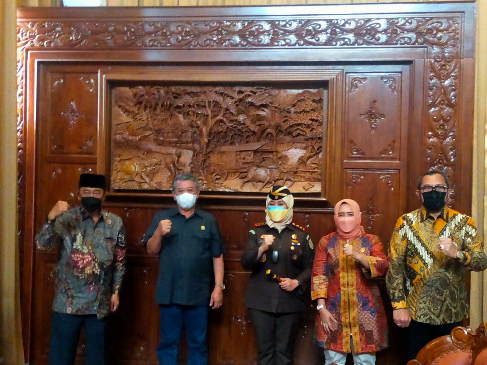 Kajati Jatim Mia Amiati (tengah) saat bertemu Jajaran Pimpinan DPRD Jatim di Jl Indrapura Surabaya, Kamis (23/3/2022). 