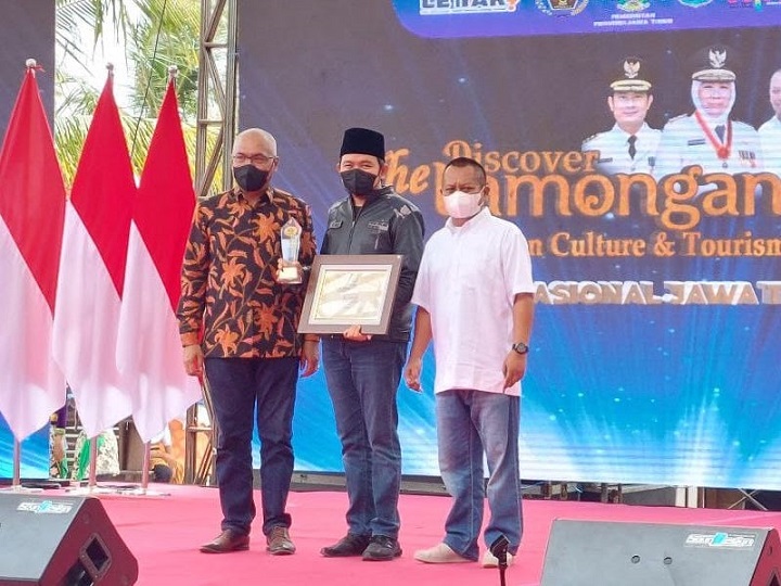 Gus Fawait (tengah) saat menerima award dari PWI dalam puncak acara HPN Jawa Timur, di Lamongan Sabtu 26/3/2022. SP/Riko Abdiono