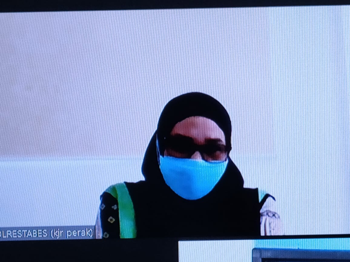 Hj Masnawati mendengarkan tuntutan JPU di PN Surabaya