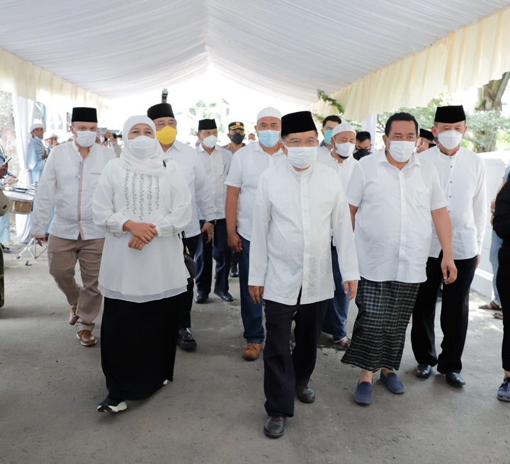 Gubernur Jawa Timur Khofifah Indar Parawansa mendampingi Ketua Umum Dewan Masjid Indonesia Muhammad Jusuf Kalla (JK) meresmikan Masjid Al-Hasannah di Kecamatan Maron Kabupaten Probolinggo, Selasa (29/3).