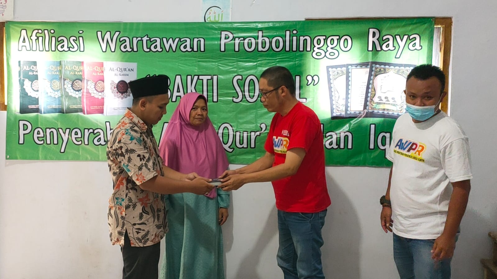 AWPR menyerahkan wakaf Al-Qur’an dan buku Iqra’ di TPQ Darul Hasaniyah Gunturan No. 120 Dusun Krajan RT.04 RW.01, Desa Wonogoro, Kecamatan Lumbang, Kabupaten Probolinggo, Kamis (31/03).SP/WAN