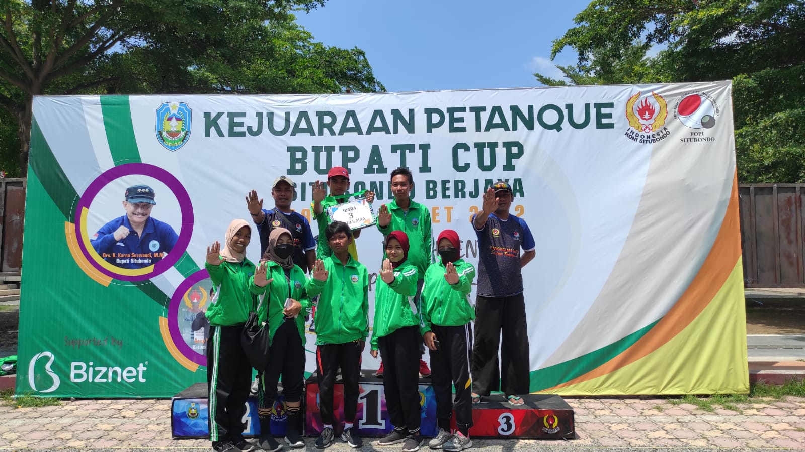 Atlet Petanque Bangkalan saat sesi Foto di podium.