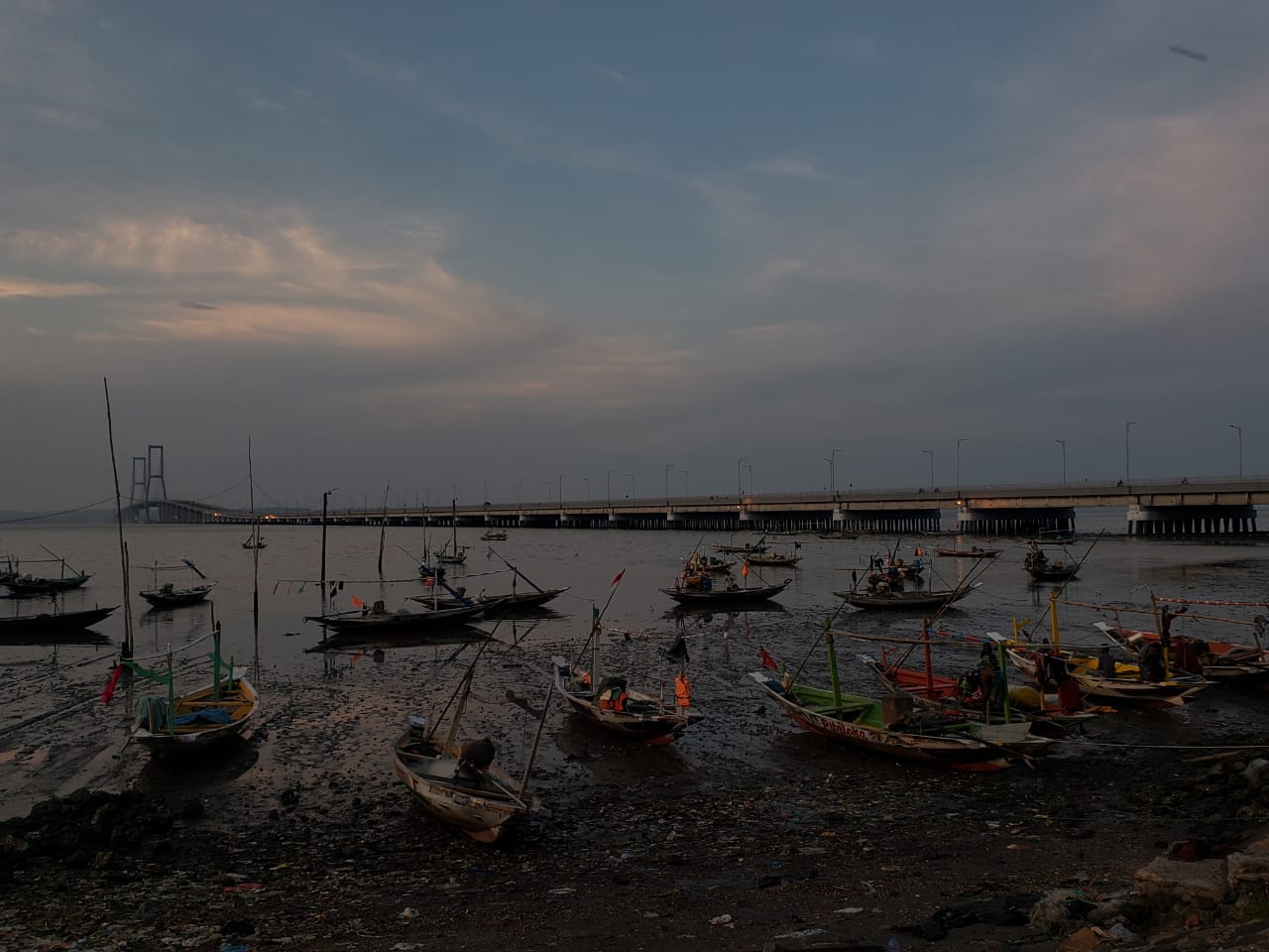 Sunset dari bawah Suramadu