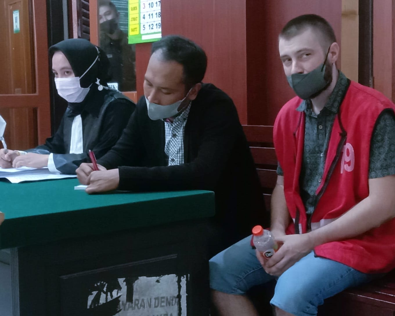 Terdakwa Yevhen Kuzora (pakai rompi), jalani sidang di ruang Kartika 1 PN Surabaya, dengan agenda mendengarkan tuntutan JPU, Rabu (20/04/2022).SP/BUDI