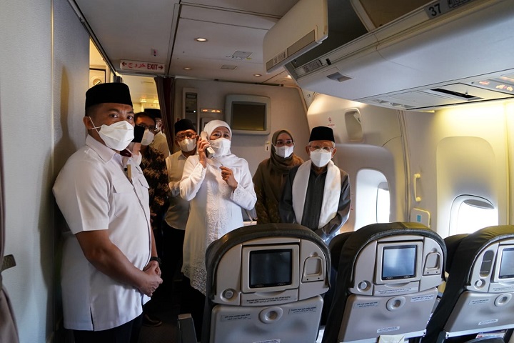 Gubernur Jawa Timur Provinsi Jawa Timur, Khofifah Indar Parawansa mendampingi Wapres Ma'ruf Amin saat Berangkatkan 449 Jemaah Haji Kloter Pertama Asal Jatim