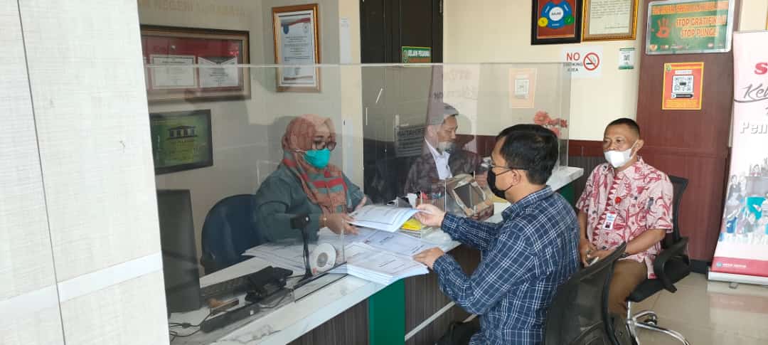 Pelimpahan berkas perkara tiga tersangka kasus suap oleh Jaksa KPK di Pengadilan Tipikor. SP/BUDI