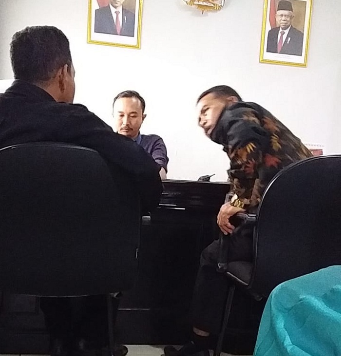 Busa'i didampingi ketua LPH RI Drs. Ec. Moh. Anwar SH, bersama Direktur unit BRI Lenteng, Irwan di ruang kerjanya. (SP/Ainur Rahman)
