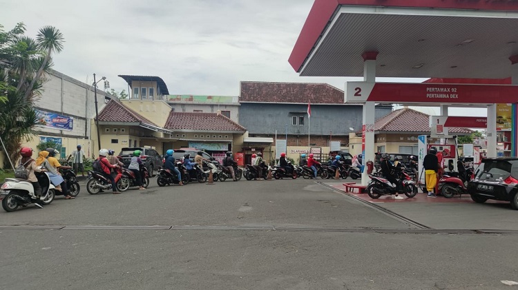 Beberapa orang sedang mengantri untuk mengisi bensin di Pertamina. SP/ SBY