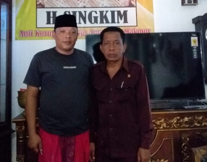 Kepala Desa Gunung Kembar Farid Santoso bersama kuasa hukumnya Drs. ec. Moh. Anwar, SH di kediamannya. ( SP/Ainur Rahman)