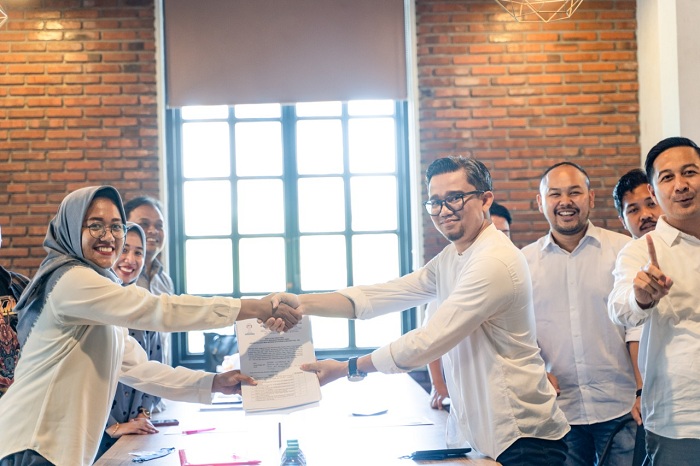 Pengusaha Muda Satria Wicaksono menyerahkan berkas pendaftaran Calon Ketua Umum BPC HIPMI Kota Surabaya, Senin 20/6/2022.SP/RKO