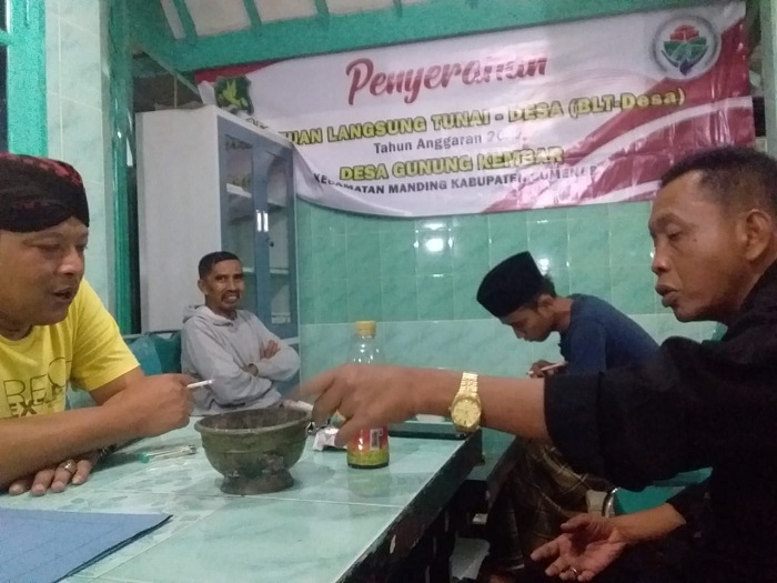 Foto ; Drs. Ec.Moh. Anwar, SH kuasa hukum Farid Santoso Kepala Desa Gunung Kembar dan Sekdesnya di Kediamanya ( ft. Ainur Rahman)