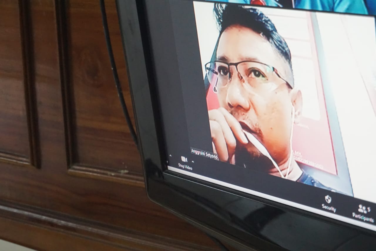 Saiful Yasan mendengarkan majelis hakim membacakan putusan dalam sidang di PN Surabaya kemarin.SP/BUDI
