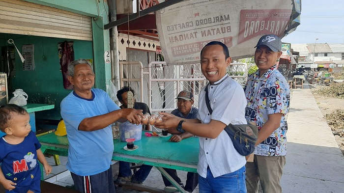 Ketua KWG M Syuhud Almanfaluty bersama Sekretaris Azril Farih dan anggota saat berbagi telur gratis kepada PKL di sekitar Sekretariat KWG. SP/Grs.