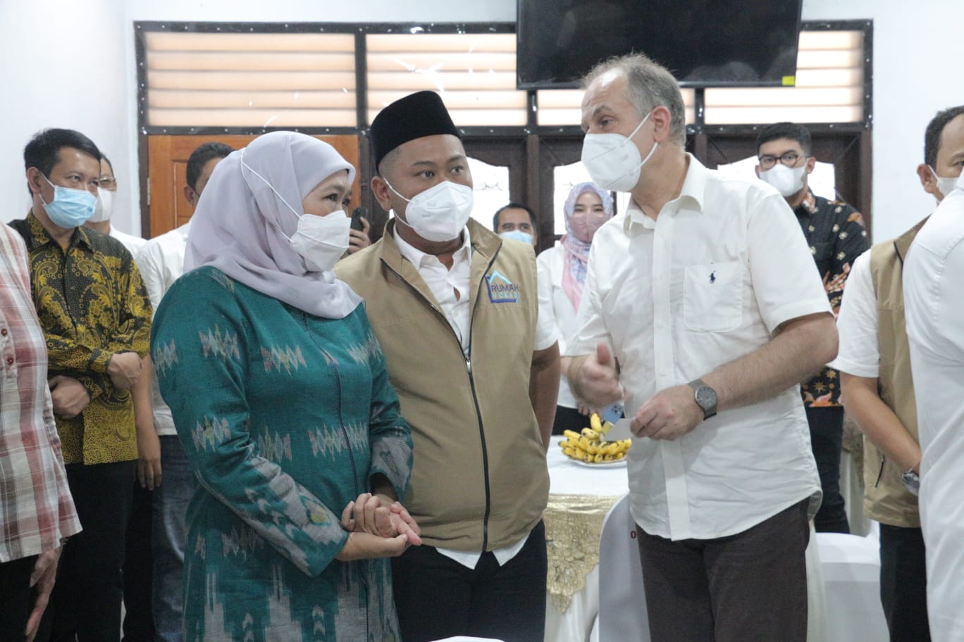 Gubernur Khofifah Indar Parawansa didampingi Bupati Gresik Fandi Akhmad Yani saat menghadiri peresmian Rumah Vokasi Kamar Dagang dan Industri (Kadin) di Gresik.SP/Grs.