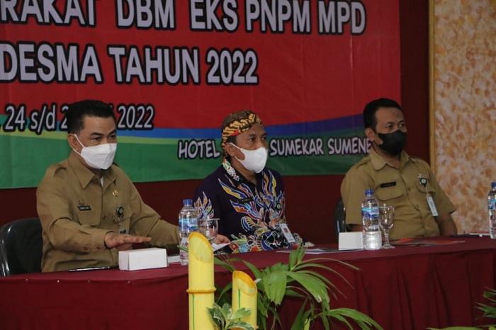 Foto : Kepala Dinas DPMD kab. Sumenep, Anwar Syahroni Yusuf, bersama Bupati Sumenep, Achmad Fauzi SH, MH di Aula Hotel Utami Sumenep ( SP/Ainur Rahman)