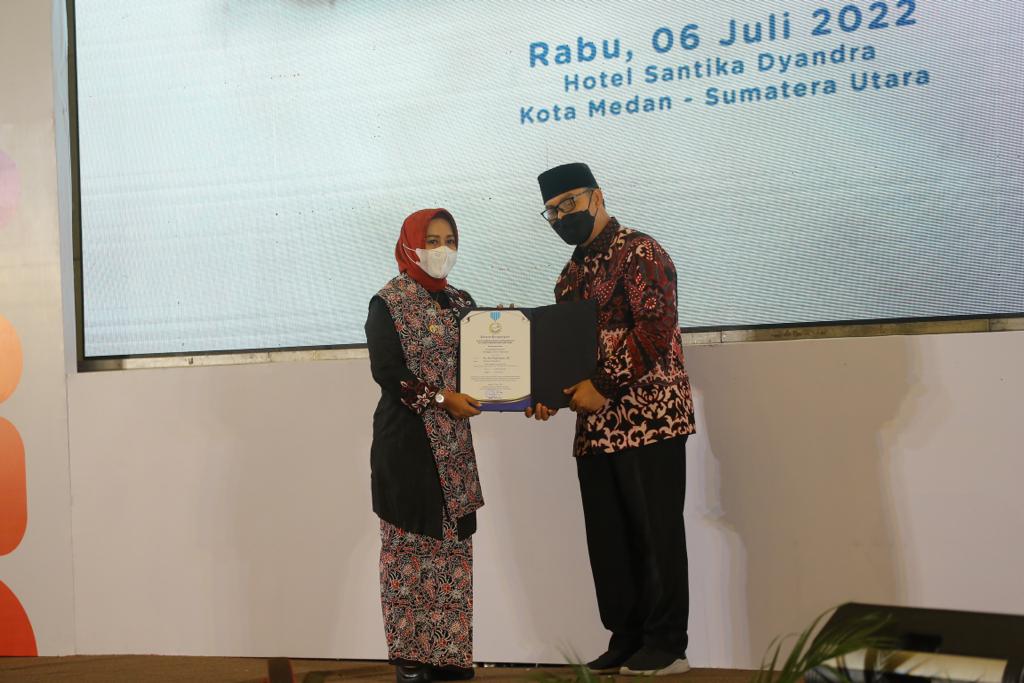 Ning ita saat menerima penghargaan tertinggi MKK dari Kepala BKKBN Hasto Wardoyo di Hotel Santika, Medan, Sumatera Utara, hari ini, Rabu (6/7/2022). SP/Dwy AS