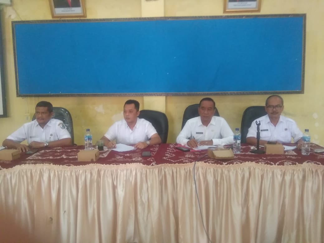 Kadis Budparpora Sampang H. Manelem Saat Memimpin Rapat Bersama Pengurus KONI dan Cabor.