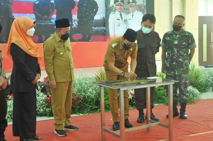 Bupati Irsyad, Saat Penandatanganan Peresmian Gedung Sayid Sulaiman RSUD Grati.