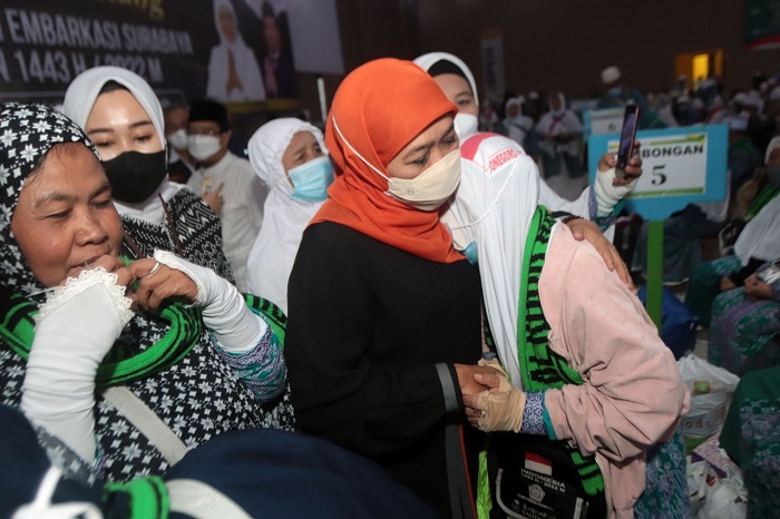 Gubemur Jawa timur Khofifah lndar Parawansa secara langsung menyambut kedatangan para Jemaah haji kloter pertama di Asrama Haji Sukolilo, Surabaya. 