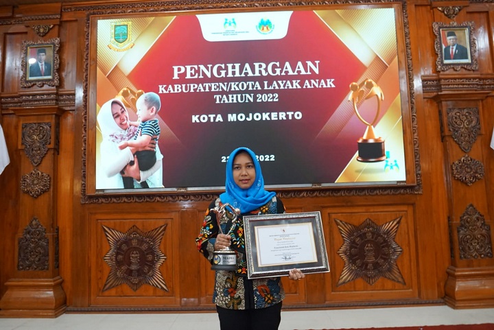 Wali Kota Mojokerto Ning Ita menerima penghargaan Kota Layak Anak (KLA) Tahun 2022 Kategori Madya dari Kementerian Pemberdayaan Perempuan dan Perlindungan Anak (KPPPA). SP/Dwi AS