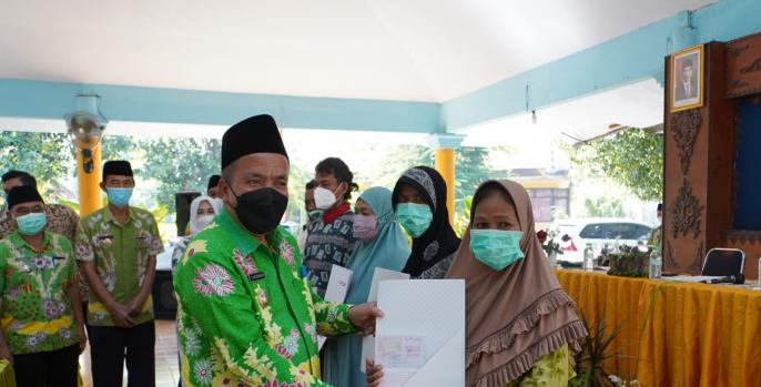 Wabup Gus Mujib saat memberikan bantuan RTLH secara simbolis di kecamatan Bangil