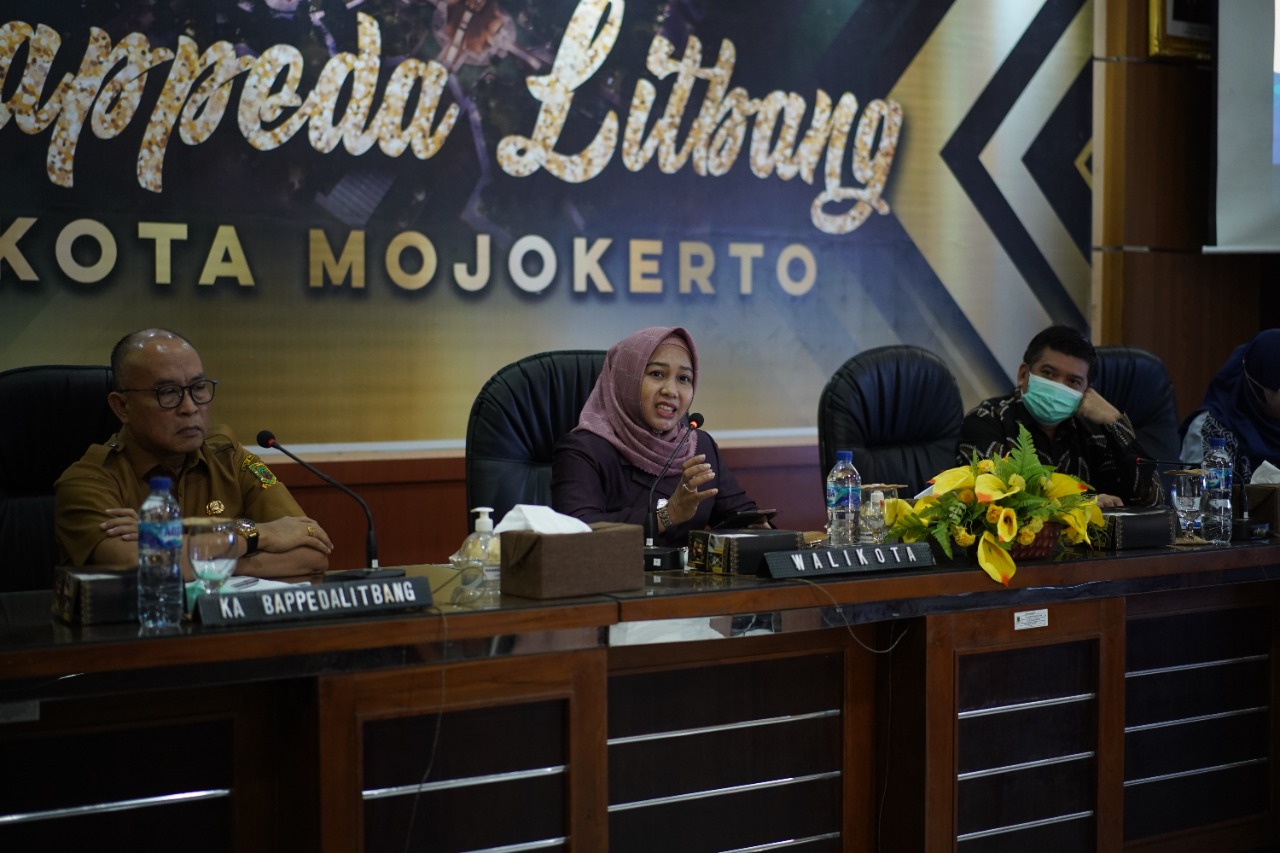 Wali Kota Ning Ita dan Kepala Bappedalitbang Kota Mojokerto Agung Moeljono saat rapat evaluasi persiapan penilaian IGA dan IID 2022.