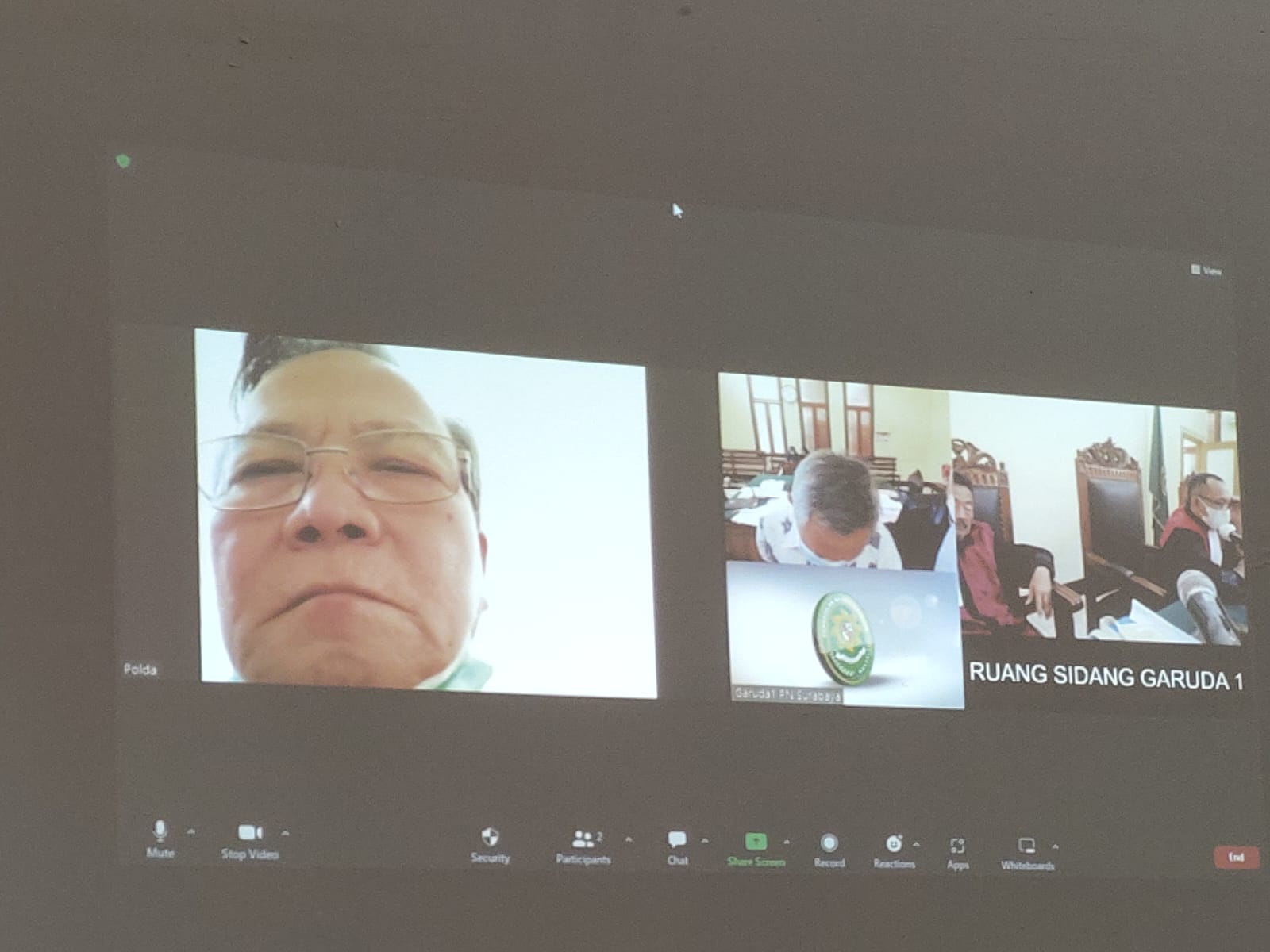 Terdakwa mendengarkan keterangan korban di PN Surabaya