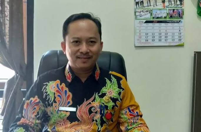 Kepala Dinas DKPP Kab. Sumenep,  Arif Firmanto, S.TP, M.Si saat diruang kerjanya. (ft.Ainur Rahman/ SP)