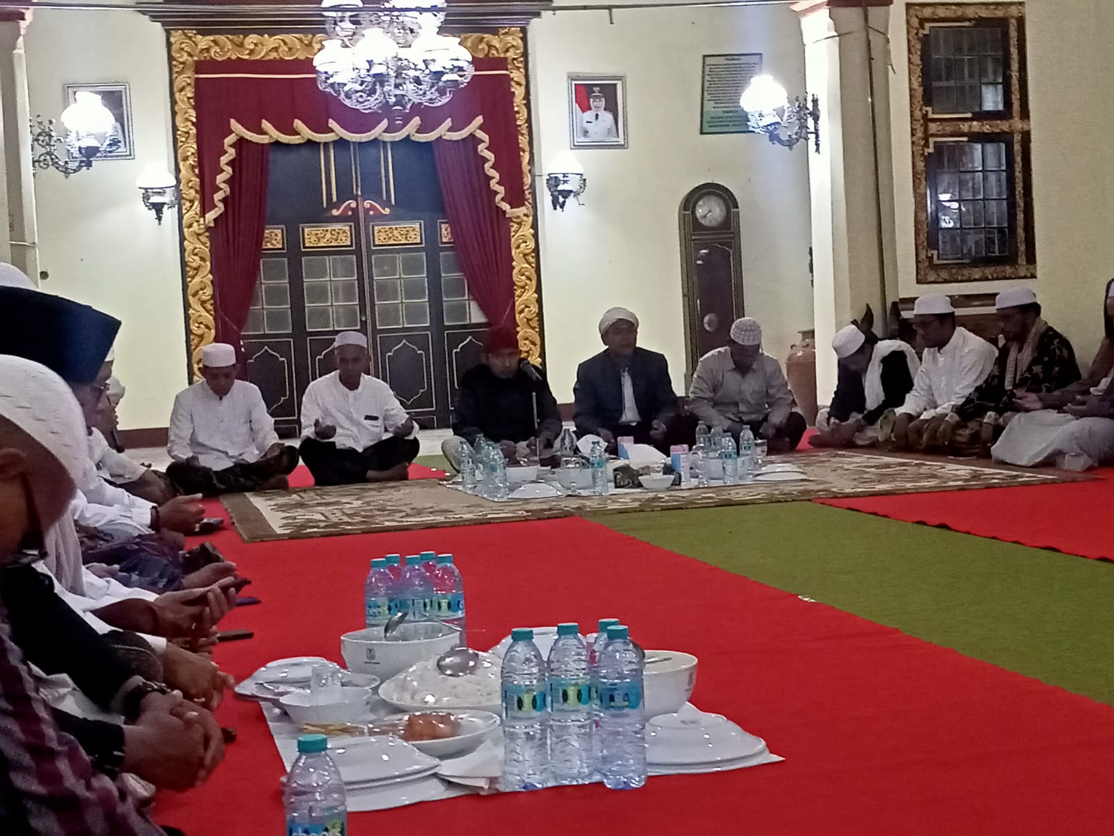 Bupati Sumenep, Achmad Fauzi SH, MH saat bersama para Ulama dan Umaro di pendopo Agung Sumenep. SP/Ainur Rahman