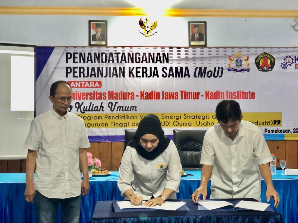 Penandatanganan MoU oleh Adik Dwi Putranto dengan Rektor Universitas Madura (Unira) Pamekasan Faisal Estu Yulianto, Senin (22/8/2022).SP/MIN