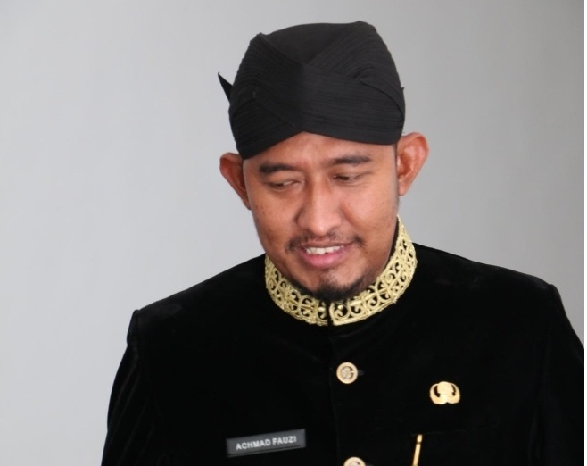 Bupati Sumenep, Ahmad Fauzi SH. MH menggunakan baju dan blangkon khas kerajaan. SP/Ainur Rahman