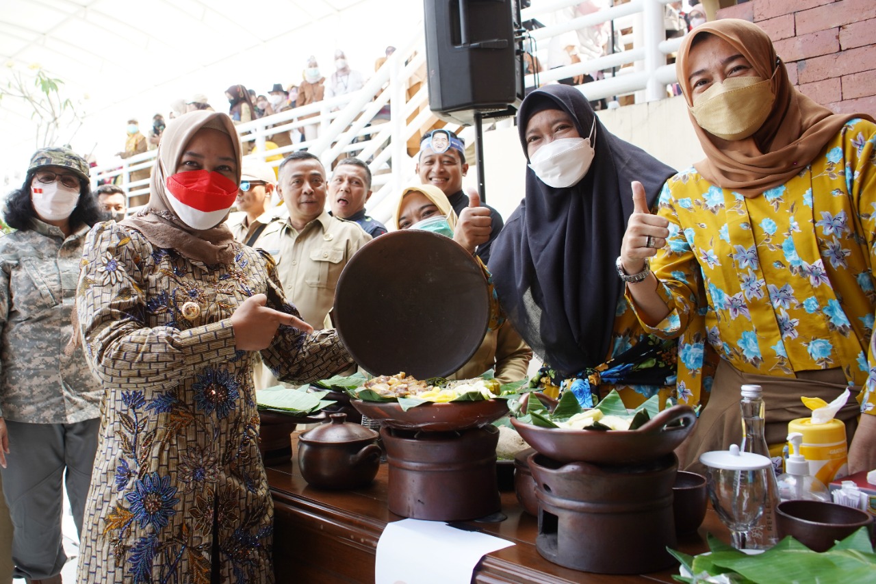 Wali Kota Ning Ita saat meninjau lomba bikin rujak antar OPD Pemkot Mojokerto