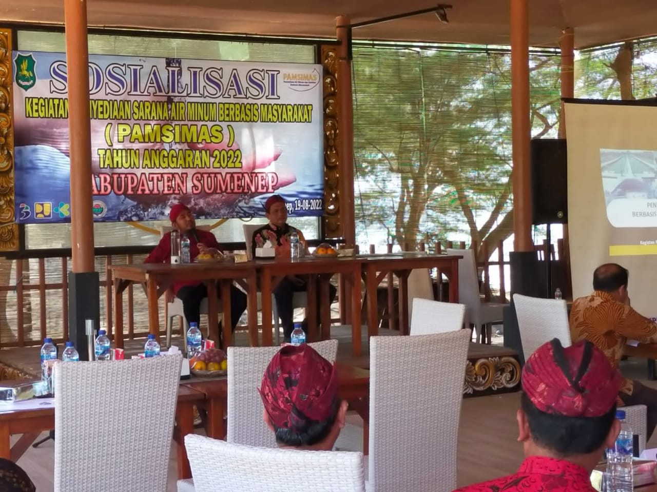 Bupati Sumenep, Ahmad Fauzi SH. MH bersama Kepala PUTR kab. Sumenep, Ir. Eri Susanto, M.Si saat gelar sosialisasi Pamsimas 2022. SP/Ainur Rahman