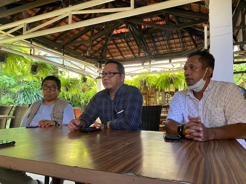 Pengurus Koperasi Karyawan Makno Gotro milik Gudang Garam cabang Waru saat menceritakan kronologis di perusahaanya.