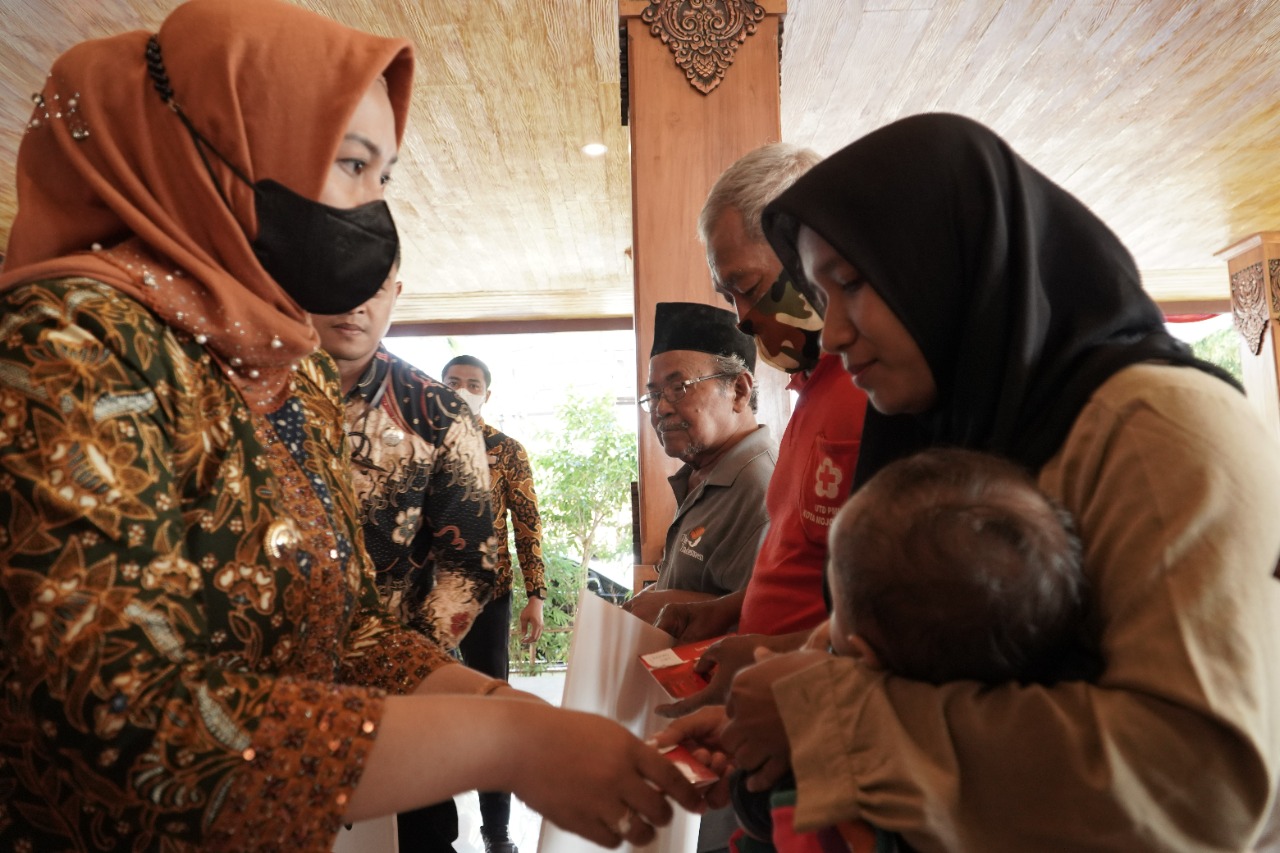 Wali Kota Ning Ita saat serahkan bantuan program bedah rumah swadaya 